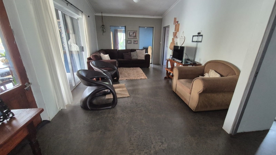 To Let 4 Bedroom Property for Rent in Wavecrest Eastern Cape